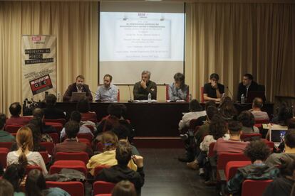 Encuentro entre periodistas sobre el Festival DECODE en la Universidad Complutense.