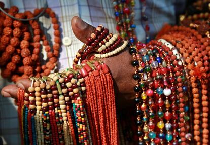 Una mujer vende rosarios en un mercado de Kochi (India).