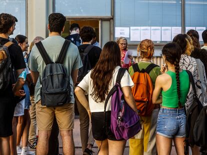 Un grupo de estudiantes durante la EBAU de 2022 en la Comunidad Valenciana.