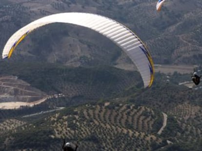 Dos personas practican parapente en Andaluc&iacute;a.