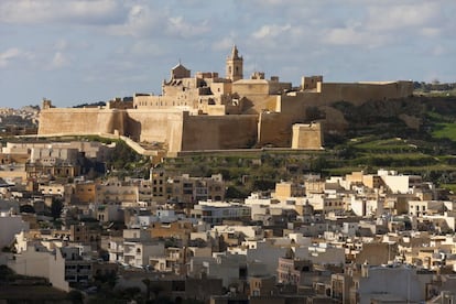 Fue, probablemente, la primera localidad de la isla de Gozo (Malta) en ser habitada, y construida sobre terreno elevado. Posee una rica herencia histórica rodeada por las bahías de Ramla (considerada la mejor playa de Malta), Għajn Barrani y Marsalforn. La Basílica de la Natividad de la Virgen María domina la Plaza Mayor, y en su dédalo de calles, entre dos casas, el visitante se topará con dos hallazgos: la gruta de Xerri y la cueva de Ninu, conocidas por sus formaciones de estalactitas y estalagmitas. Una tercera cueva, la de Calipso, en un extremo de la ciudad, es el supuesto hogar de la ninfa en la 'Odisea' de Homero. En Xagħra (en la foto) perduran los dos templos de piedra del Neolítico de Ġgantija, declarados patrimonio mundial; datan del 3600 antes de Cristo, lo que los sitúa entre los edificios de piedra independientes más antiguos del mundo.