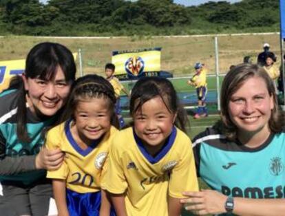 Saeki, con dos jugadoras de la Kashima Academy en Vila-real.