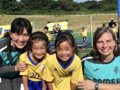 Saeki, con dos jugadoras de la Kashima Academy en Vila-real.