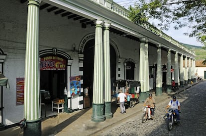 Las actividades acuáticas son uno de los grandes atractivos de este municipio, ubicado al margen del río Magdalena y bordeado por colinas y montañas. Su arquitectura colonial acompaña en el paseo por su casco urbano, que cuenta con más de 30 puentes. En el barrio de Perico, dentro de Honda, es fácil perderse entre un paisaje rocoso donde se puede ver arte rupestre de hace siete siglos. El clima cálido es una excusa más para visitar la plaza de Mercado y aprovechar la oferta de fruta y verduras en un ambiente tranquilo.