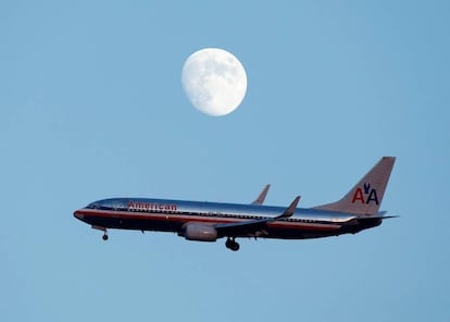 Un avión de American Airlines tras despegar del aeropuerto La Guardia, Nueva York. 