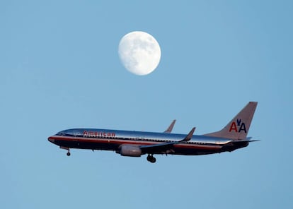 Un avión de American Airlines tras despegar del aeropuerto La Guardia, Nueva York.