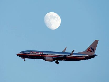 Un avión de American Airlines tras despegar del aeropuerto La Guardia, Nueva York. 