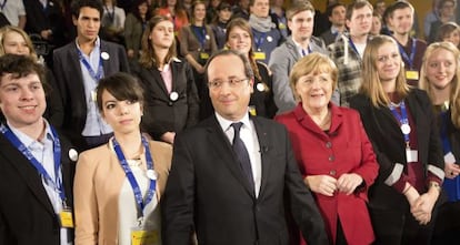 Merkel y Hollande se re&uacute;nen con 200 estudiantes alemanes y franceses para conmemorar el 50 aniversario del Tratado del El&iacute;seo. 