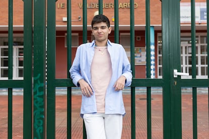 Marcos Crespo, uno de los voluntarios de Bróders, en el barrio madrileño de Valdebernardo.