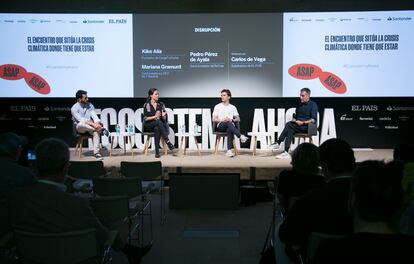Kike Alía, fundador de CargaTuCoche, Mariana Gramunt, cofundadora y CEO de T-Neutral, Pedro Pérez de Ayala, Socio fundador de ReTree, moderado por Carlos de Vega, subdirector de EL PAÍS.