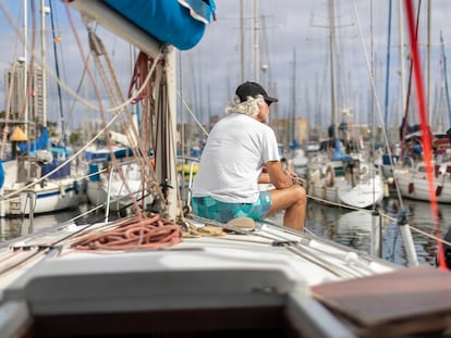 Un de los residentes en el muelle deportivo de Las Palmas de Gran Canaria.