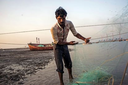 Un pescador trabaja en Mundra (Gujarat, India), donde está instalada una planta de carbón de Tata Power, que ha afectado a la actividad pesquera de los vecinos. La IFC prestó a Tata Power, una de las empresas más grandes de India, 450 millones de dólares para ayudarla a construir la central.