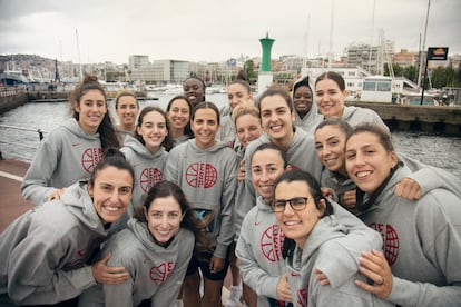 Las jugadoras de la Selección femenina de baloncesto posan en el Espigón do Porto Deportivo de Vigo, el pasado 20 de junio, durante la primera semana de concentración del equipo antes de los Juegos Olímpicos de París.