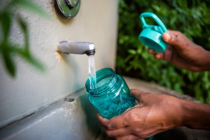 El agua de una botella contaminada con microbios, además de poder tener un sabor desagradable, no necesariamente representa un problema sanitario.