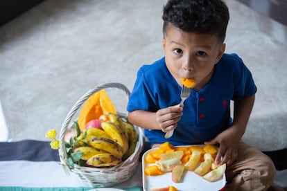 Más de la mitad de los niños menores de cinco años con desnutrición aguda —unos 23 millones— tienen menos de dos años, mientras que la prevalencia del retraso del crecimiento aumenta rápidamente entre los seis y los 24 meses, ya que la alimentación infantil no se ajusta a sus crecientes necesidades nutricionales. En la imagen, Jayden Amaral, de tres años y 11 meses, que vive en el municipio de Dili, en Timor-Leste. Le gusta comer frutas como papaya, plátano y manzana.