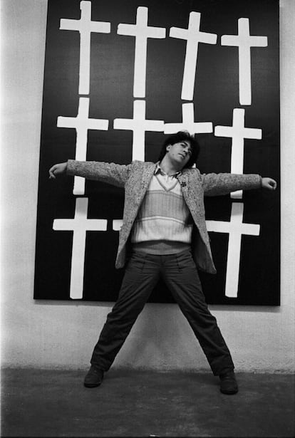 'Almodóvar y cruces' (1982), de Javier Porto. Colección Pablo Sycet