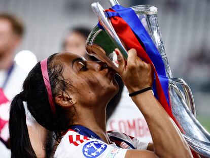 Soccer Football - Women's Champions League Final - FC Barcelona v Olympique Lyonnais - Allianz Stadium, Turin, Italy - May 21, 2022  Olympique Lyonnais' Perle Morroni kisses the trophy after winning the Champions League REUTERS/Yara Nardi