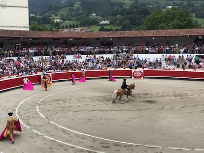 La plaza de Azpeitia, tras el primer paseíllo de feria.