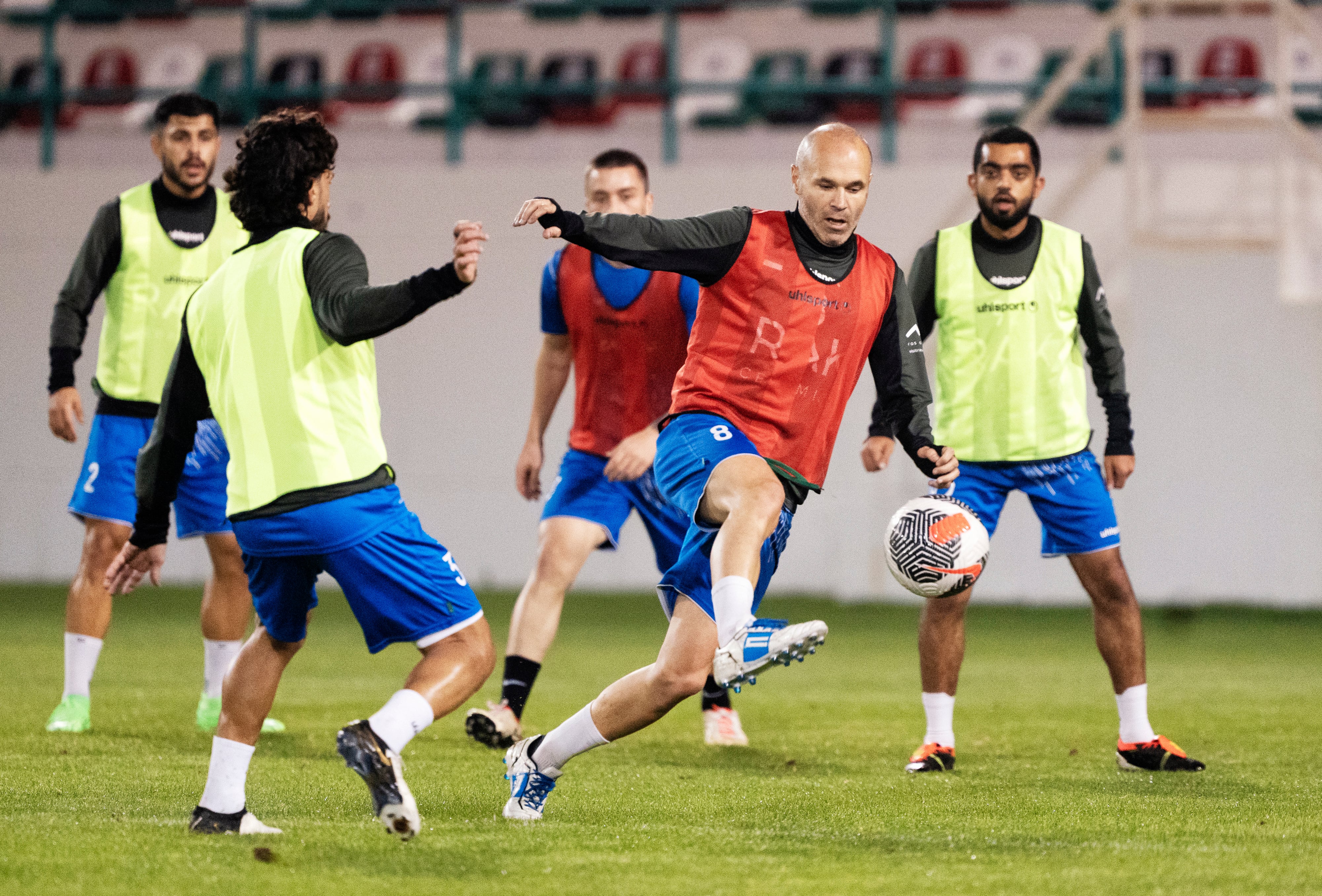 Sesión de entrenamiento nocturna (por causa del Ramadán) en el Emirates Club Stadium.