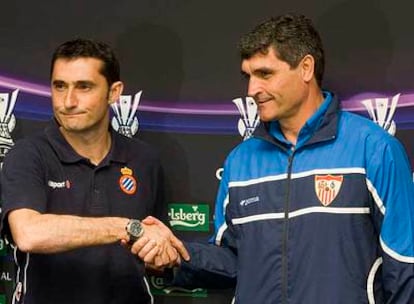 Ernesto Valverde, a la izquierda, se da la mano con Juande Ramos.