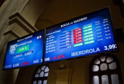 Vista ayer del panel de la Bolsa de Madrid que informa de la evolución de la prima de riesgo de los países europeos.