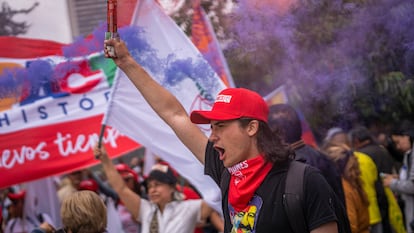 Manifestantes prenden bengalas de humo y cantan arengas al llegar a la Plaza Bolívar, el 1 de mayo de 2023.