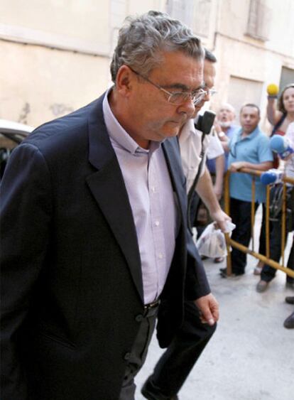 El ex alcalde de Lorca Miguel Navarro, a su llegada al juzgado
