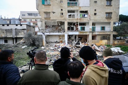 Transeúntes observan el edificio en Nabatiya, en el sur del Líbano, dañado el miércoles por un ataque israelí.