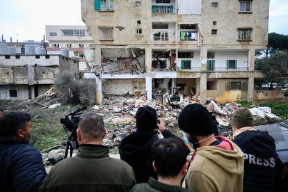 Transeúntes observan el edificio en Nabatiya, en el sur del Líbano, dañado el miércoles por un ataque israelí.