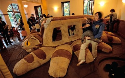 Niños jugando en el autobús de peluche del museo Ghibli, en Tokio.