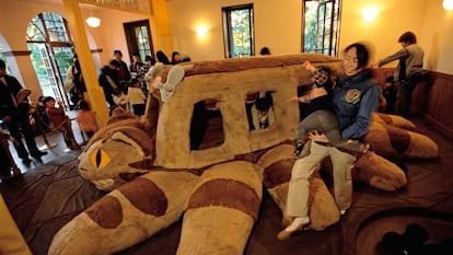 Niños jugando en el autobús de peluche del museo Ghibli, en Tokio.