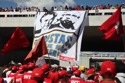 Em Brasília, sindicatos e movimentos sociais protestam contra o vice Michel Temer e o presidente da Câmara, Eduardo Cunha. 