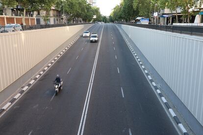 Poco tráfico en el cruce de Francisco Silvela con Avenida de América, este martes. El despliegue policial afectará principalmente al paseo de la Castellana, a la avenida de América, a los alrededores de Ifema, a la autovía A-2, al aeropuerto de Adolfo Suárez-Barajas y a la base aérea de Torrejón de Ardoz. La mayoría de los cortes de tráfico se producirán entre las nueve y las once de la mañana y entre las cinco y las siete de la tarde.