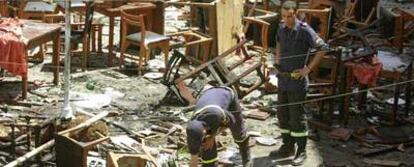 Policias marroquíes inspeccionan los destrozos provocados en la terraza del restaurante de la Casa de España durante los atentados de mayo de 2003 en Casablanca en los que murieron 41 personas, entre ellas dos españoles.