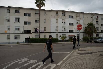 Agentes en el barrio de la Piñera en Algeciras.
