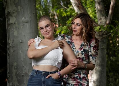 María Guaita y su madre, Paloma Torrecilla, fotografiadas este lunes en el parque de Los Moralejos, en Cuenca.