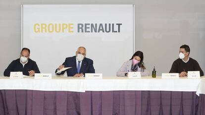 De izquierda a derecha: Jesús Francisco Arranz (Renault), Rubén González (CC OO), José Antonio Rodríguez (Renault), Laura del Ser (UGT) y Daniel Parra (SCP), firman el nuevo convenio para España.
