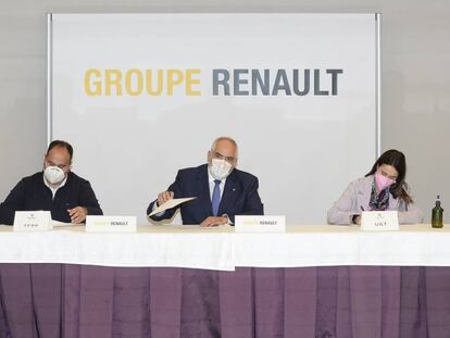 De izquierda a derecha: Jesús Francisco Arranz (Renault), Rubén González (CC OO), José Antonio Rodríguez (Renault), Laura del Ser (UGT) y Daniel Parra (SCP), firman el nuevo convenio para España.