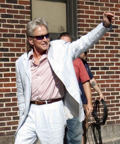 El actor Michael Douglas a la salida del programa de David Letterman.