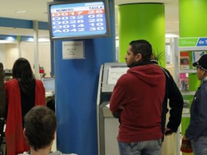 Cola en una Oficina de Ocupaci&oacute;n, en Barcelona.