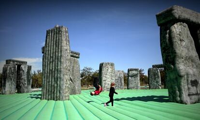 'Sacrilegio', obra de Jeremy Deller, tras su instalación ayer en el Parque del Soto de Móstoles.