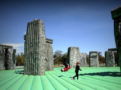 &#039;Sacrilegio&#039;, obra de Jeremy Deller, tras su instalaci&oacute;n ayer en el Parque del Soto de M&oacute;stoles.