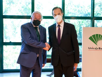 Manuel Azuaga, presidente de Unicaja, y Manuel Menéndez, consejero delegado, el 30 de julio de 2021, día de la creación del nuevo banco.