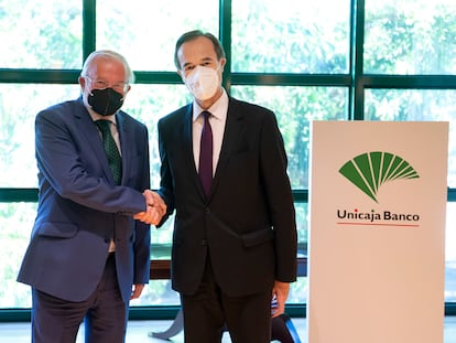 Manuel Azuaga, presidente de Unicaja, y Manuel Menéndez, consejero delegado, el 30 de julio de 2021, día de la creación del nuevo banco.