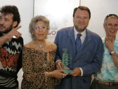 La actriz Pilar Bardem entrega un trofeo conmemorativo al alcalde de Sevilla, Alfredo Sánchez Monteseirín, en 2007.