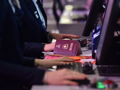 Pasaportes de Kosovo son revisados en el aeropuerto de Prístina el pasado día 1, fecha desde la cual los kosovares pueden viajar sin visado por el espacio Schengen.