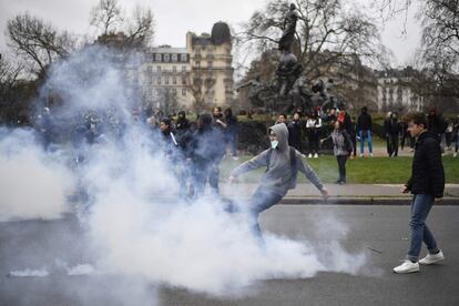 Un manifestante patea una lata de gas lacrimógeno en la plaza de la Nación durante una protesta de los estudiantes contra la brutalidad policial.