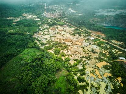 Vista aérea de explotaciones extensivas de oro en el distrito de Aowin (Ghana). 