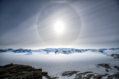 Antártida,  9 de diciembre de 2022. Dos periodistas de EL PAÍS acompañaron a los científicos que estudian el cambio climático en la Estación Polar Científica Conjunta Glaciar Unión, para un reportaje que se publicó el 24 de febrero.
