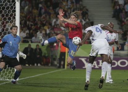 Ramos intenta cubrir el remate de cabeza del jugador francés Patrick Vieira durante el partido de octavos de final del Mundial de Alemania. Sin embargo, Vieira convirtió en el segundo gol de los franceses (el primero lo marcó Ribéry) y Zidane aportó el tercer tanto en el minuto 91. El resultado final de 1-3 (Villa marcó para los españoles un gol de penalti) dejó fuera del Mundial a los españoles.